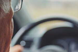 Señor mayor conduciendo