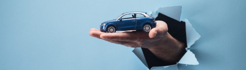 El seguro de coche por meses permite asegurar tu vehículo de forma temporal, desde uno hasta varios meses, sin tener que recurrir al pago de una póliza anual. Incluye coberturas básicas como responsabilidad civil y asistencia en carretera. Es útil en casos puntuales como una venta, una importación o un uso vacacional.
