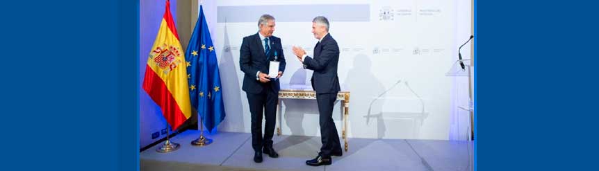 El presidente del RACE recibe la Medalla al Mérito de la Seguridad Vial de manos del Ministro del Interior