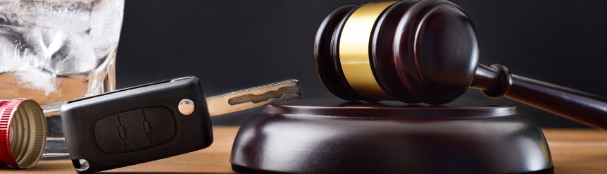 La alcoholemia al volante conlleva sanciones administrativas y penales que varían según la tasa detectada y el tipo de conductor. En este artículo analizamos la tabla oficial de la DGT vigente en 2026, con multas, puntos y consecuencias legales.