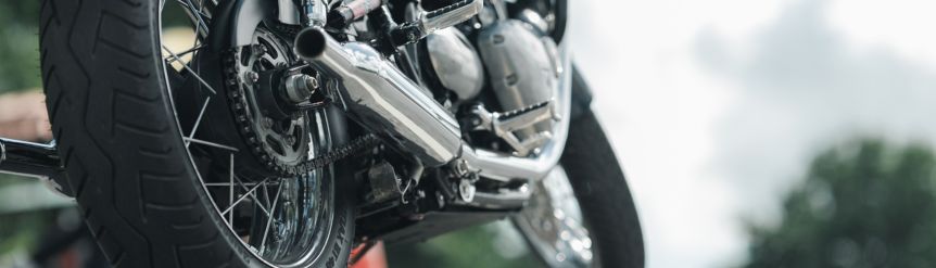 Desde enero de 2026 ya no puedes utilizar los triángulos en España, aunque sí en otros países. En su lugar, es obligatoria la luz de emergencia V16 para señalizar un vehículo detenido en la carretera por accidente, avería u otra circunstancia que implique un peligro para la seguridad vial. Ahora bien, ¿la luz de emergencia V16 también es obligatoria para las motos?