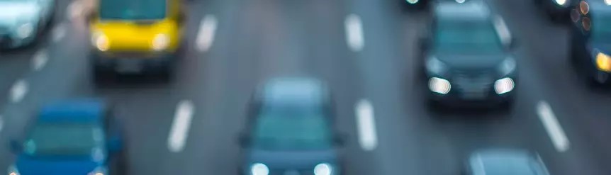 El nuevo Reglamento General de Circulación que está por llegar en 2026 incluirá una nueva norma: la obligación de crear un carril de emergencias para aquellos vehículos prioritarios que estén en una emergencia. Te explicamos cómo formar el pasillo de emergencia.