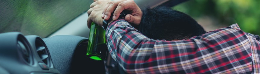 El tiempo que tarda en bajar la tasa de alcohol no es igual para todos: depende de la cantidad ingerida, la velocidad de consumo y otros factores personales como el peso o el momento del día. Desde el RACE te explicamos cuánto tarda el organismo en eliminar el alcohol, qué mitos siguen circulando y cuáles son las sanciones administrativas y penales vigentes en España, incluida la reforma que podría rebajar el límite legal.