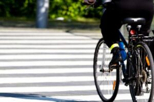 se puede cruzar un paso de peatones montado en bicicleta