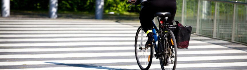 Cruzar un paso de peatones en bicicleta genera dudas entre algunos ciclistas. La normativa de tráfico es clara y no deja margen a interpretaciones: el ciclista es considerado un vehículo y, por tanto, debe cruzar el paso de peatones caminando. Solo en casos concretos puede cruzar sin bajarse de la bicicleta.Te explicamos qué dice la ley, cómo hacerlo correctamente y qué sanción conlleva incumplirla.