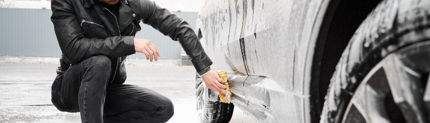 Lavar el coche en la calle puede salir muy caro. Aunque no existe una ley estatal que lo prohíba, el Reglamento General de Circulación y muchas ordenanzas municipales sancionan los vertidos en la vía pública. Analizamos qué dice la norma, de cuánto pueden ser las multas, en qué casos es legal hacerlo y cómo afecta la forma en que se haga dicha limpieza.