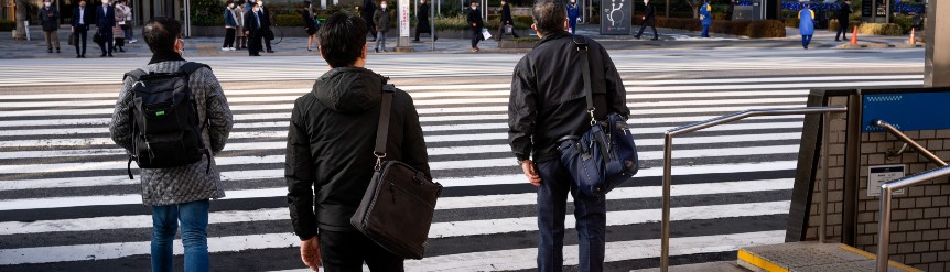 La señal S-46 identifica los pasos combinados para peatones y ciclistas, permitiendo el cruce seguro de ambos usuarios. En este artículo explicamos cómo reconocerla, en qué se diferencia de la S-13, qué obligaciones impone a los conductores y qué sanciones conlleva su incumplimiento.