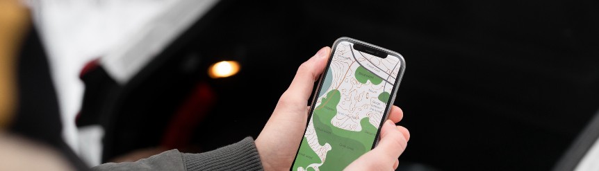 Olvidar dónde has aparcado tu vehículo es más común de lo que parece, pero hoy el móvil puede ayudarte a encontrarlo en segundos. Te explicamos cómo localizar tu coche con Google Maps, Apple Maps, apps específicas o localizadores Bluetooth y GPS.
