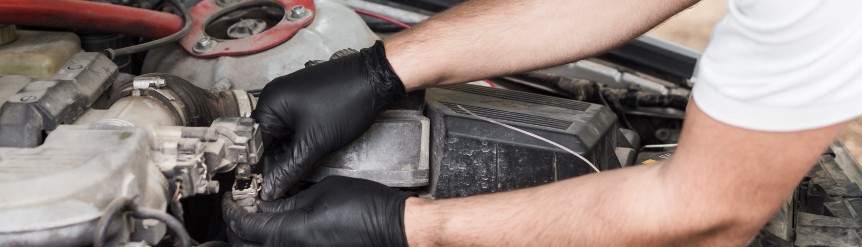 Ciertos conductores dudan sobre si echar gasolina a un diésel puede ayudar a limpiar los inyectores. Aunque se trata de un truco antiguo que algunos mecánicos recomendaban en motores muy antiguos, en los coches actuales puede provocar daños importantes. En este artículo explicamos si realmente sirve, qué riesgos tiene y cuáles son las formas seguras de limpiar los inyectores de un motor diésel.