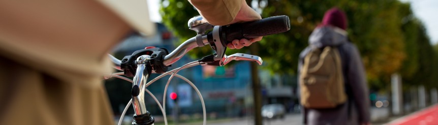 La convivencia entre peatones y ciclistas en la vía pública puede generar dudas sobre quién tiene la prioridad en cada situación. El Reglamento General de Circulación establece unas reglas claras de prioridad en los pasos de peatones y los carriles bici. Conocer la normativa ayuda a prevenir accidentes y mejorar la seguridad vial. Analizamos cuándo tiene preferencia cada usuario y cuáles son las situaciones de mayor riesgo en cada caso.