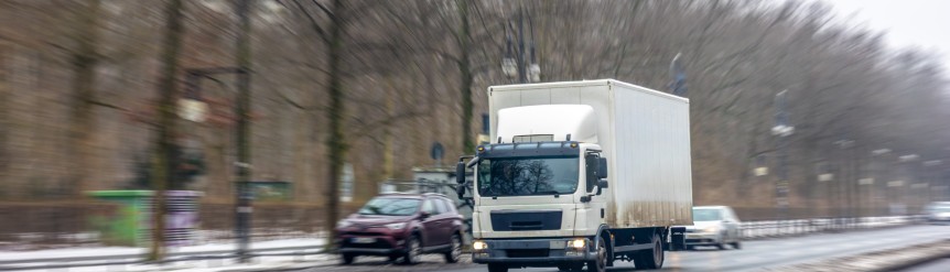 La DGT ha establecido que en 2026 podrá estar prohibido adelantar a camiones en determinados tramos y en fechas concretas. La medida afecta a los vehículos de más de 7.500 kg y a otros especiales. El objetivo es mejorar la seguridad vial y evitar el “adelantamiento elefante
