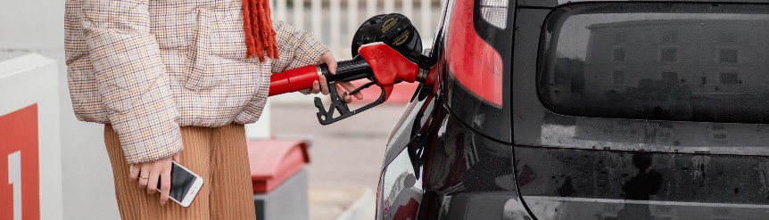 Si te planteas convertir tu coche a GLP para ahorrar en combustible y obtener la etiqueta ECO, conviene que conozcas antes qué vehículos pueden adaptarse realmente, los requisitos que deben cumplir, cómo se realiza la instalación y cuánto cuesta esta transformación.