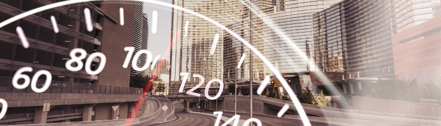 Alemania es el único país de la Unión Europea que mantiene tramos de autopista sin un límite general obligatorio de velocidad. Sin embargo, el sistema combina límites señalizados, una velocidad recomendada de 130 km/h y una regulación estricta en materia de seguridad y responsabilidad. Analizamos cómo funciona realmente la Autobahn y si es seguro conducir sin límite.